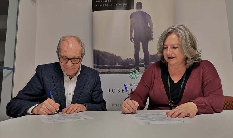 José Luis Rodríguez, presidente da Asociación Feiral e Olga Rivas, Directora da Fundación Roberto Rivas asinando o convenio o pasado decembro (Foto Blanca Paz)