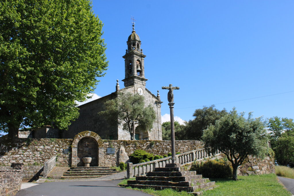 Cruceiro e igrexa parroquial de Vedra